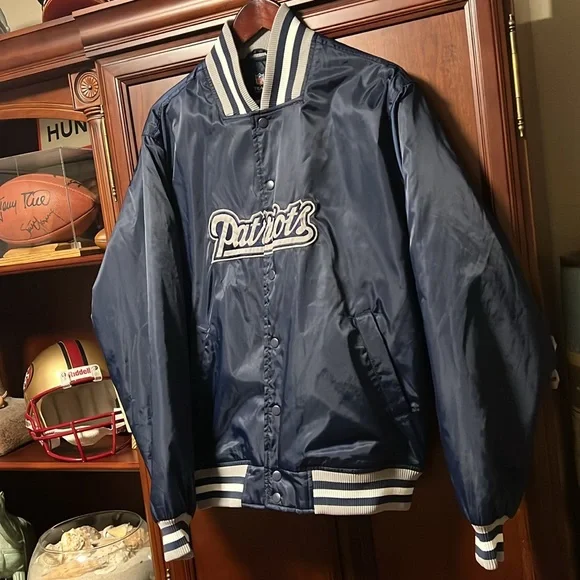 New England Patriots bomber-style jacket.  Men’s Medium. - Picture 6 of 9